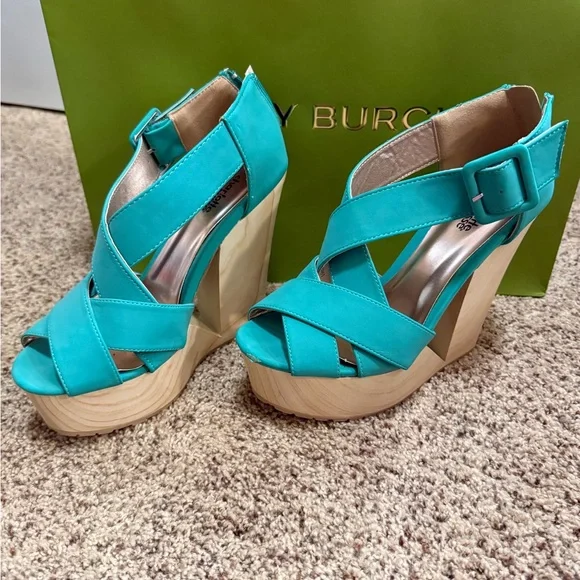 Women’s Green Crisscross Platform Wedge Sandals - Picture 2 of 6